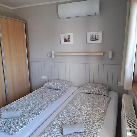 Familia Apartmanhaz * קסזטלי
