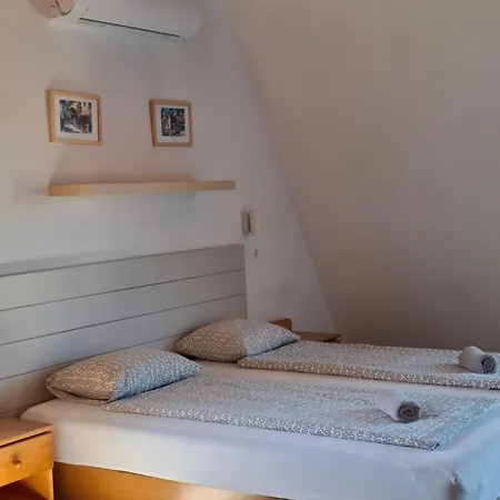 Familia Apartmanhaz דירה *