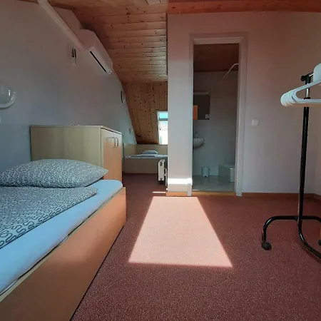 Familia Apartmanhaz דירה *